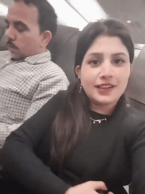 इस REEL में शादाब जकाती फ्लाइट के अंदर हैं। इरम भी उनके साथ हैं। वीडियो इरम रिकॉर्ड कर रही है।