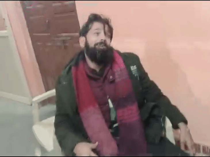 इरम का पति खुर्शीद गुरुवार को थाने पहुंचा। छाती पीट-पीटकर पुलिस वालों से सुरक्षा की गुहार लगाने लगा।