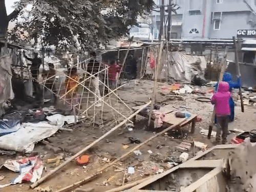 लखनऊ में रेलवे की जमीन पर अवैध रूप से बसाई गई बस्ती पर बुलडोजर चला।