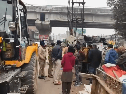 निराला नगर और डालीगंज इलाके में करीब 440 झुग्गी-झोपड़ियों को तोड़ दिया गया।