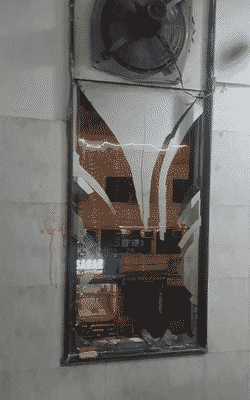 घटना के बाद मरीज के परिजनों ने खिड़की का शीशा तोड़ दिया है।