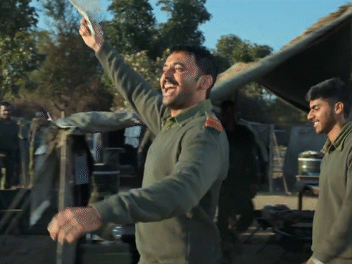 चिट्ठी आने पर जवान खुले मैदान में मुस्कुराते हुए साथियों के बीच खुशी जताते हैं।