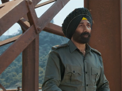 गाने के वीडियो में वर्दी में सनी देओल नजर आए।