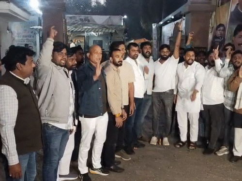 समर्थकों ने लगाए चैतन्य बघेल जिंदाबाद के नारे।