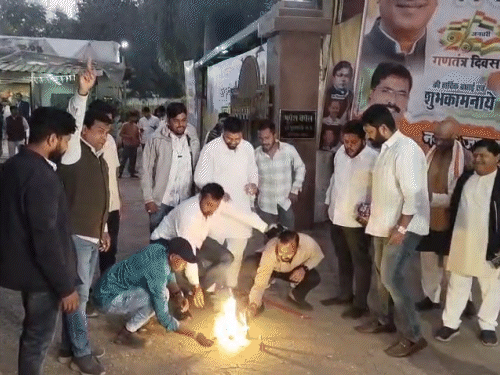 चैतन्य बघेल के समर्थकों ने पटाखे फोड़कर खुशी जताई।