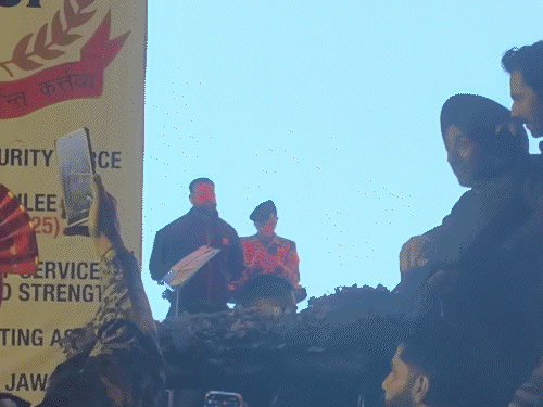 गाने के लॉन्च इवेंट में सनी देओल-वरुण धवन मंच से जवानों का अभिवादन करते हुए।