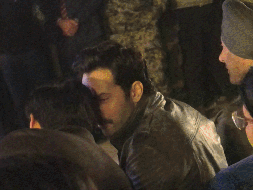 कार्यक्रम के दौरान लोक नृत्य देखते हुए अहान शेट्टी और वरुण धवन।