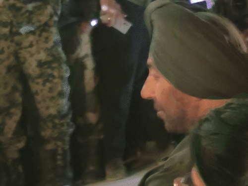 सनी देओल वर्दी और पगड़ी में गंभीर दिखे।