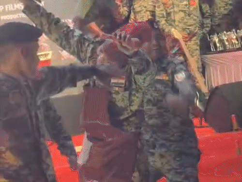 फिल्म बॉर्डर 2 के कलाकारों ने जवानों के साथ डांस भी किया।