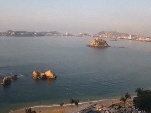 भूकंप के बाद मेक्सिको में समुद्र तट पर हल्की लहरें उठती नजर आईं।