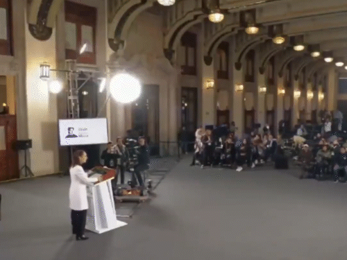 भूकंप के झटकों के बाद राष्ट्रपति शिनबाम प्रेस कॉन्फ्रेंस छोड़कर बाहर निकलीं।