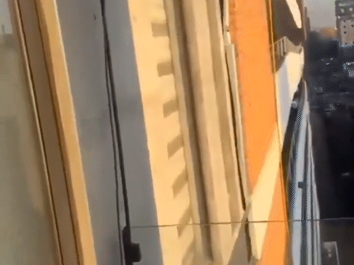 भूकंप के दौरान एक इमारत के हिस्से झूलते नजर आए।