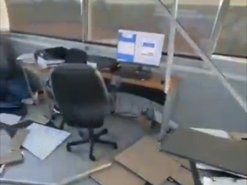 भूकंप के बाद एक ऑफिस का सामान फर्श पर बिखर गया।