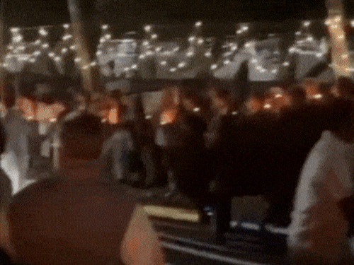 आश्रम के बाहर सड़कों की दोनों ओर हाथों में दीपक लिए अनुयायी।