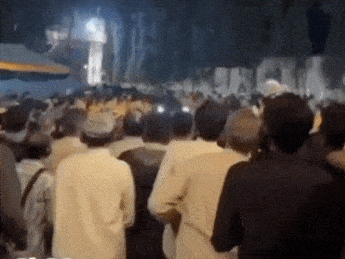 जहांगीरपुरा आश्रम के बाहर हजारों की तादाद में जमा लोग।