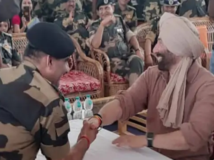 ग़दर-2 की प्रमोशन के समय तनोट माता मंदिर परिसर में जवानों के साथ पंजा लड़ाते सनी देओल।