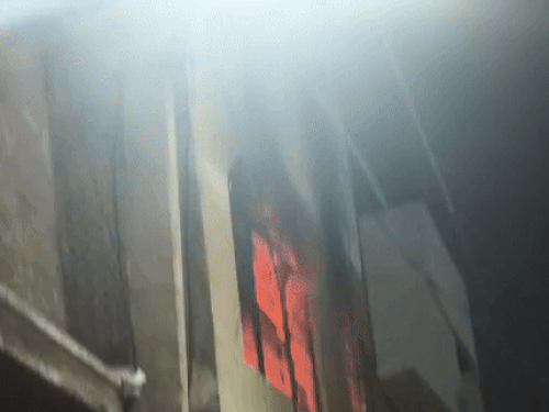 आग लगने की पहली घटना मलूसर रोड पहाड़ गंज स्थित केके कॉलोनी में मकान में हुई।