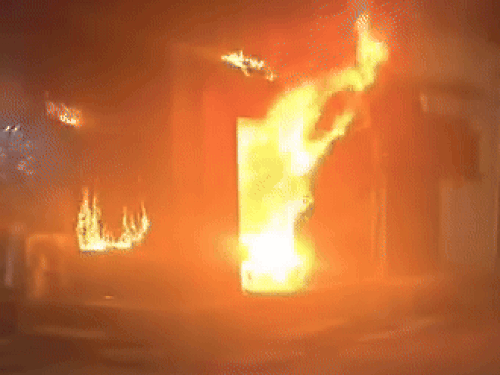 जबकि दूसरी घटना तोपदड़ा फाटक के पास ऑयल पेंट की दुकान में हुई।