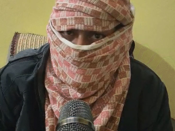 बातचीत में साइबर ठगों ने बताया कि वे कैसे लोगों को अपने जाल में फंसाते हैं।