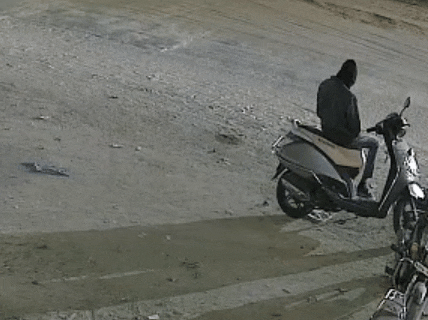 स्कूटी चोरी करने के पहले चोर काफी देर तक स्कूटी पर बैठा रहा।