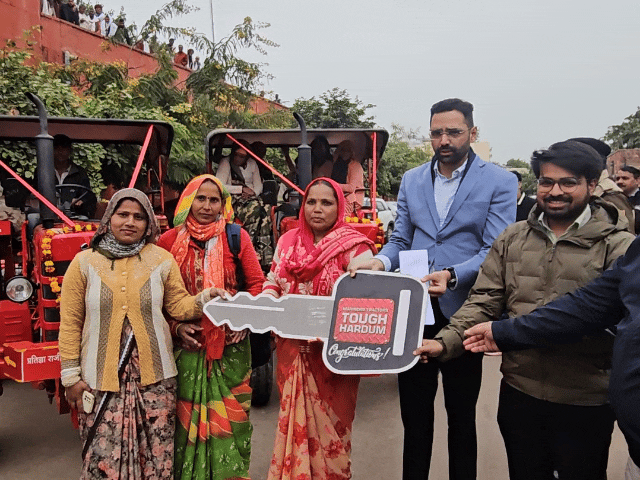 कलेक्टर कमर चौधरी और जिला परिषद सीओ मृदुल सिंह ने राजीविका की महिलाओं को सौंपी ट्रैक्टर की चाबी।
