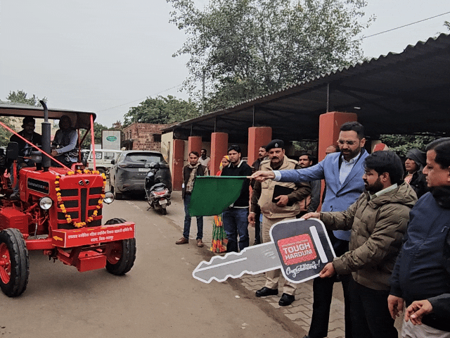 कलेक्टर कमर चौधरी ने हरी झंडी दिखाकर किए ट्रैक्टर रवाना।