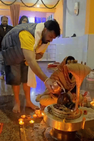 पवन सिंह ने नए साल पर भगवान भोलेनाथ की पूजा की।