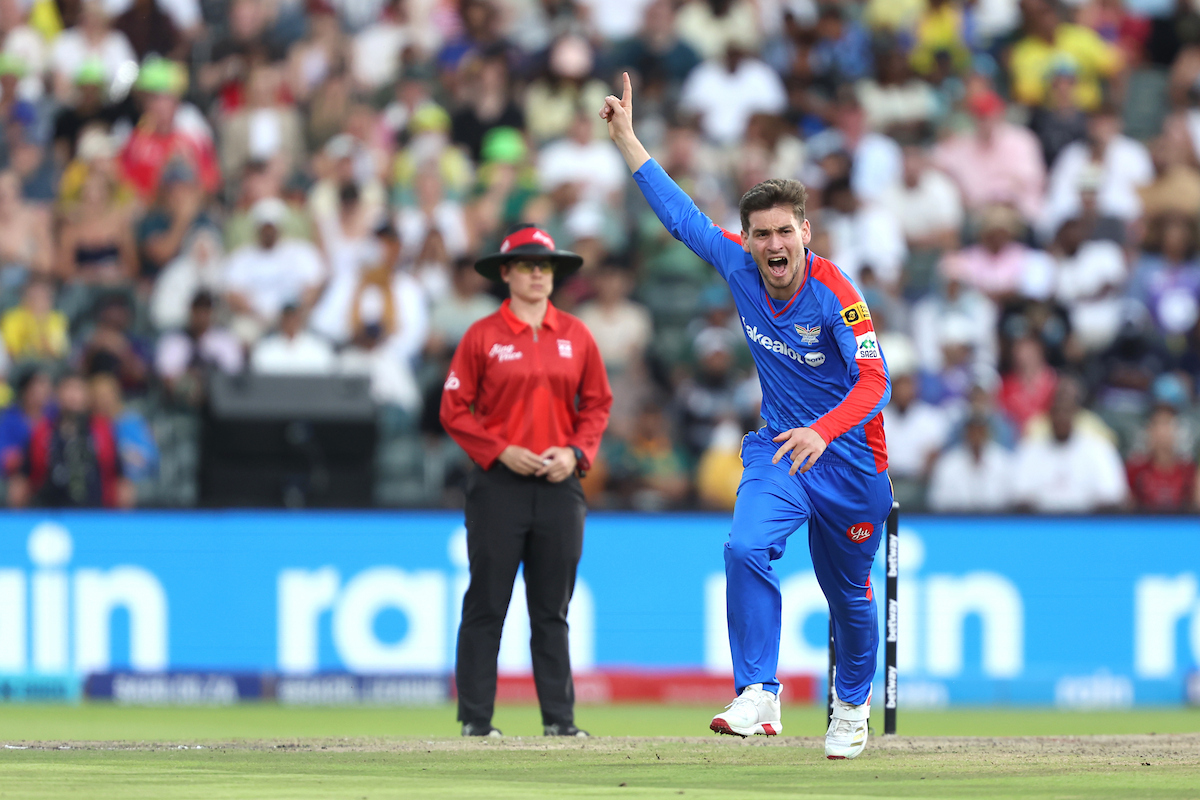 नूर अहमद ने 4 ओवर में 12 रन देकर 3 विकेट झटके।