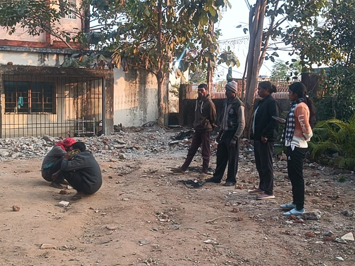 पोस्टमॉर्टम हाउस के पास जुटे परिजन।