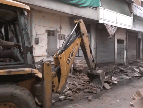 पुलिस अधिकारियों का कहना है कि शुक्रवार को जो भी कार्रवाई की जा रही है वो नगर परिषद कर रहा है।