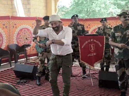 जाट फिल्म के प्रमोशन के लिए जवानों के संग डांस करते अभिनेता सनी देओल।