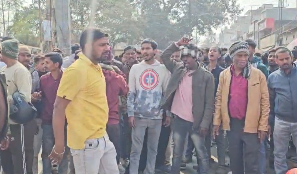 आरोपियों की गिरफ्तारी की मांग पर आक्रोशितों ने किया रोड जाम।