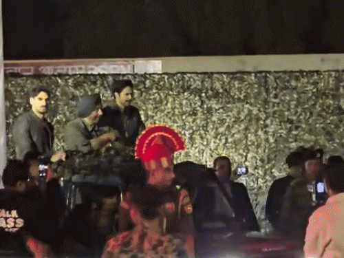 सनी देओल, वरुण धवन और अहान शेट्टी ने हाथ हिलाकर लोगों का अभिवादन किया।