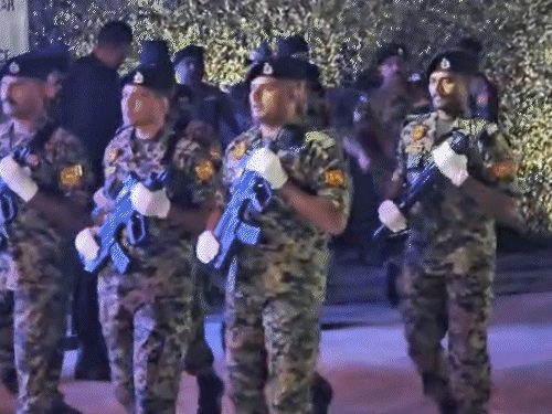 कार्यक्रम स्थल पर बीएसएफ के जवान मार्च पास्ट करते हुए पहुंचे। उनके पीछे सनी देओल और अन्य कलाकार जिप्सी में आए।