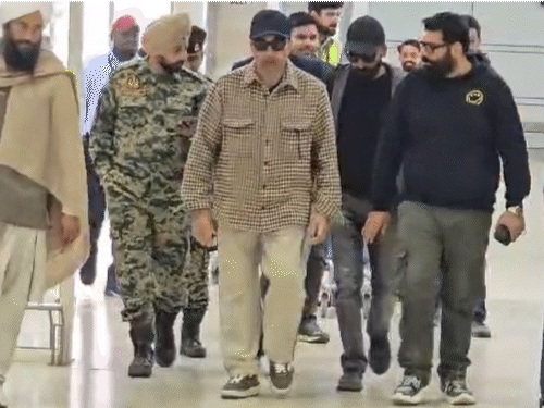 अभिनेता सनी देओल शुक्रवार शाम को चार्टर विमान से जैसलमेर पहुंचे और सड़क मार्ग से तनोट माता मंदिर के लिए रवाना हुए।