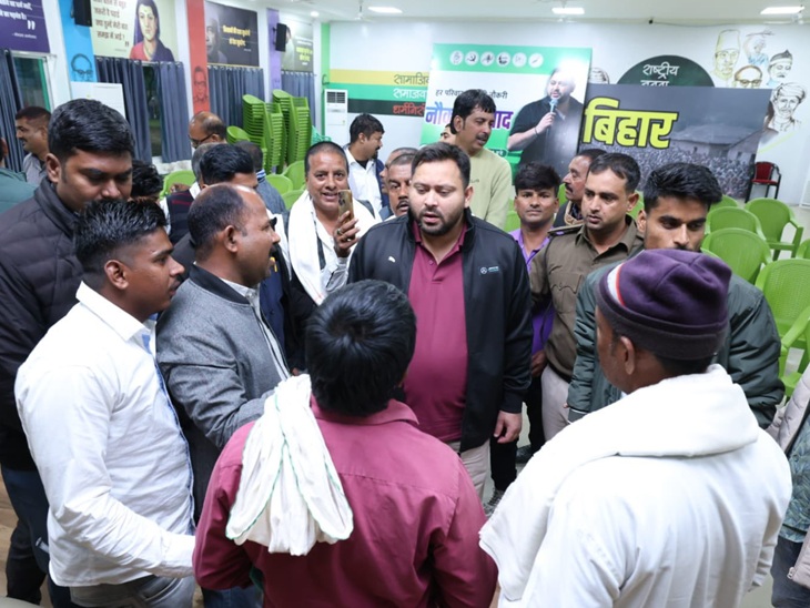 राजद में अब सभी बड़े फैसले तेजस्वी ले रहे हैं। रिजल्ट आने के बाद वह पार्टी के कार्यकर्ताओं से मिले थे। तस्वीर 26 नवंबर 2025 की है।