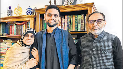 उमर खालिद अपने माता-पिता के साथ दिसंबर 2024 में, जब उन्हें आखिरी बार अंतरिम जमानत पर रिहा किया गया था।