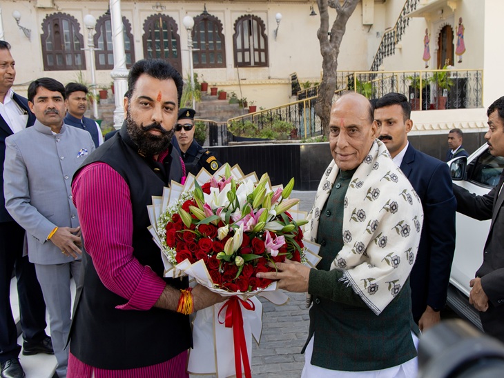 बीएन स्कूल ग्राउंड पर हुए स्थापना दिवस के कार्यक्रम के बाद रक्षा मंत्री सिटी पैलेस भी पहुंचे जहां लक्ष्यराजसिंह ने उनका स्वागत किया।