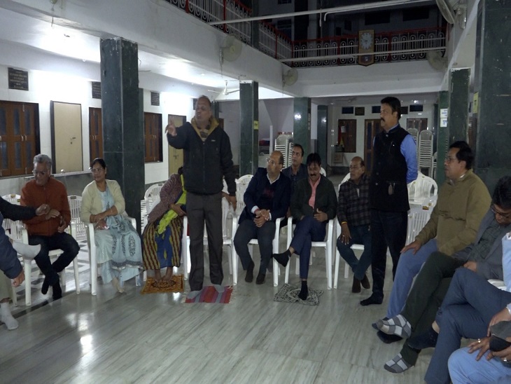 ओसवाल सभा की कार्यसमिति की रात को हुई बैठक में मौजूद सदस्य।