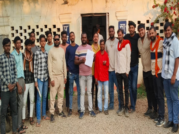 स्थानीय लोगों ने थाने में शिकायत दर्ज कराई है।