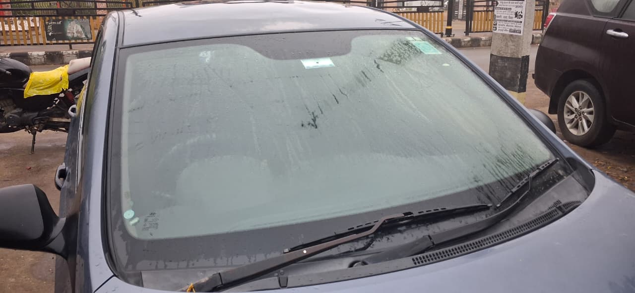 जालोर में एक कार पर जमी ओस की बूंदे