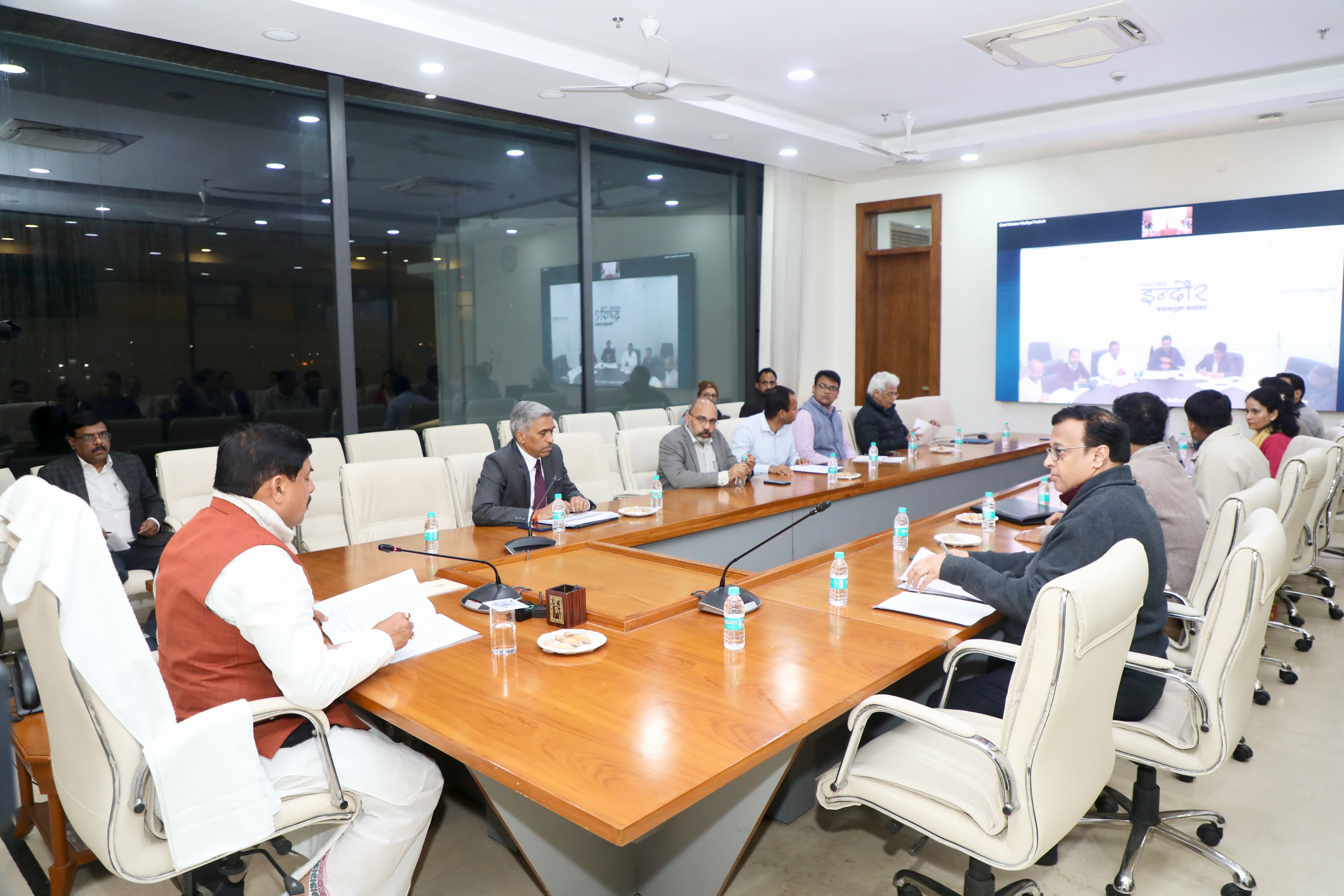 अफसरों के साथ मुख्यमंत्री डॉ. मोहन यादव।