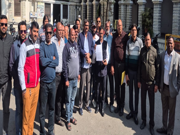 आज दोपहर में उदयपुर कलेक्टरी में जुटे संजय भंडारी के साथ समर्थक।