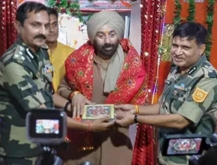 ‘गदर 2’ के प्रमोशन के दौरान तनोट माता मंदिर में अभिनेता सनी देओल का स्वागत करते तत्कालीन बीएसएफ नॉर्थ सेक्टर के डीआईजी योगेंद्र सिंह राठौड़।