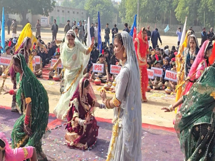 बाड़मेर बेटियों ने अलग-अलग सांस्कृतिक प्रोग्राम की प्रस्तुति दी।