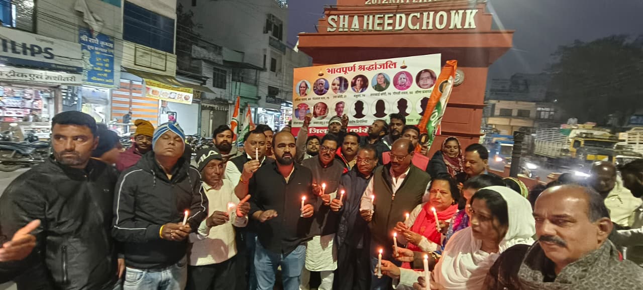 मोमबत्ती जलाकर मृतकों को श्रद्धांजलि दी।