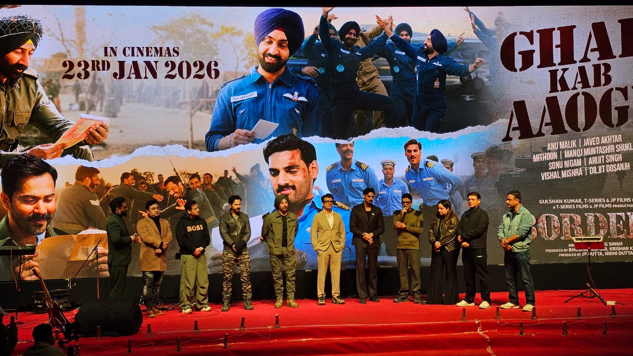 सनी देओल के साथ मंच पर मौजूद फिल्म की स्टार कास्ट टीम।