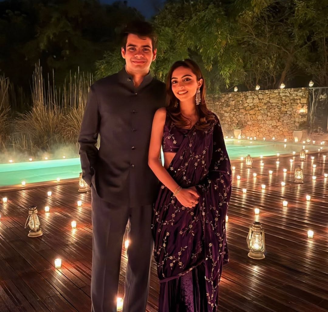 रेहान और अवीवा 7 साल से रिलेशनशिप में हैं। दोनों ने सगाई की यह फोटो सोशल मीडिया पर पोस्ट की।