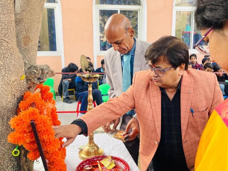 स्कूल के फाउंडर स्व. बी.एस. राव को श्रद्धांजलि अर्पित की गई।