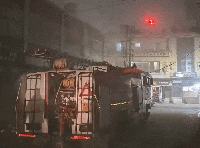 प्रताप बाग में शराब के ठेके में लगी आग को बुझाने के लिए पहुंची फायर ब्रिगेड की गाड़ियां।